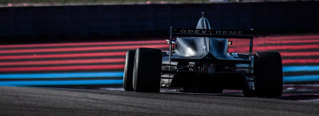 Gadżety dla fana F1 – sprawdzony pomysł na praktyczny prezent