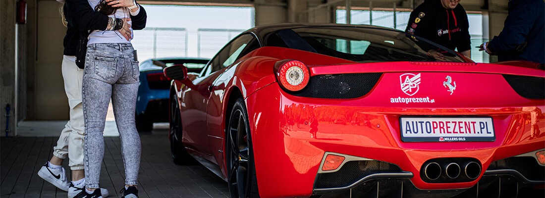 Tor wyścigowy i Ferrari 458 italia