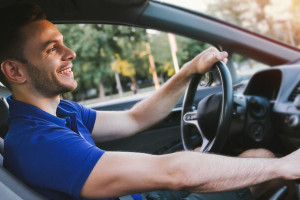 Dynamiczna jazda samochodem – co to znaczy?