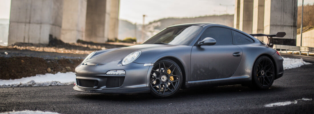 Jak jeździć autem sportowym i gdzie sprawdzić jego potencjał?