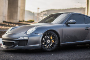 Jak jeździć autem sportowym i gdzie sprawdzić jego potencjał?