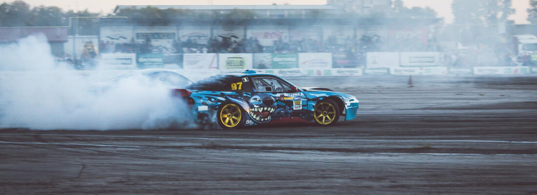 Poślizg kontrolowany - kurs na torze czy szkolenie dla kierowców?