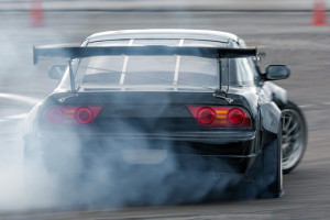 Poślizg kontrolowany – co to znaczy i jak go trenować?