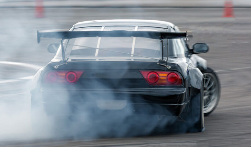 Poślizg kontrolowany – co to znaczy i jak go trenować?