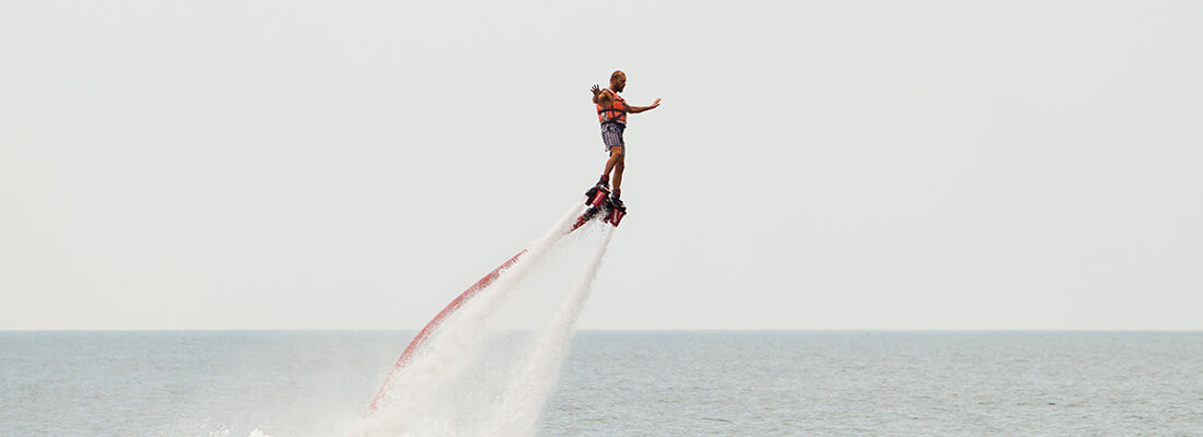 Flyboard, czyli unoszenie się nad wodą