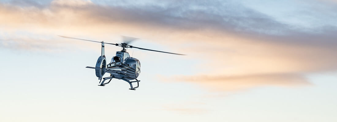 Lot helikopterem nad miastem lub morzem