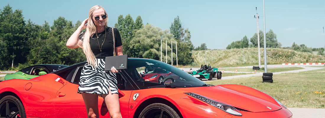 Kobieta przy Ferrari na torze