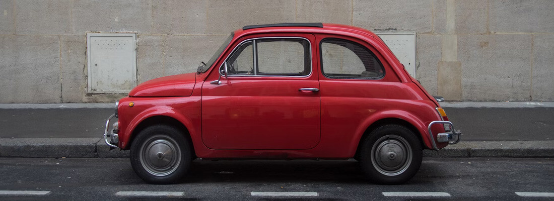 Fiat 500 samochód retro w czerwonym kolorze