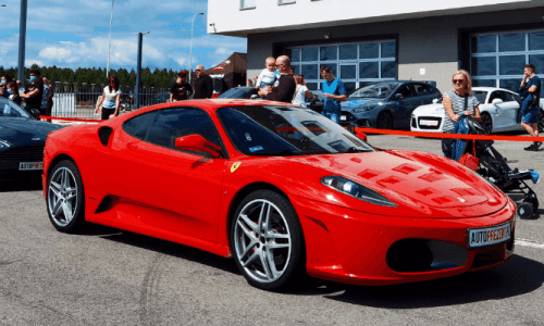 Jazda Ferrari po torze – jak wygląda i jakimi modelami możesz się przejechać?