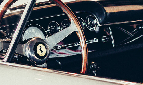 Enzo Ferrari – włoski kierowca i założyciel giganta z Maranello
