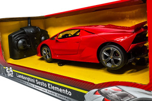 Sportowe autko w kolorze czerwonym