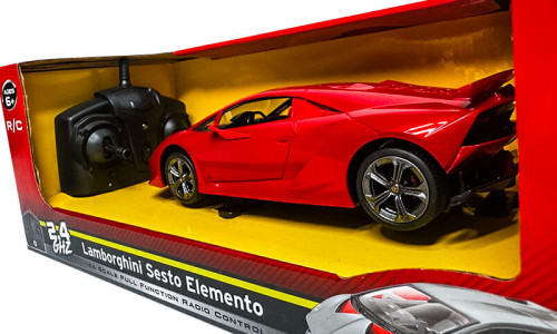 Sportowe autko w kolorze czerwonym