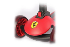 Logo Ferrari na czerwonej hulajnodze