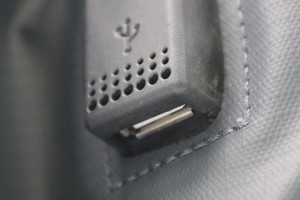 Port USB w plecaku