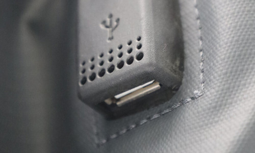 Port USB w plecaku