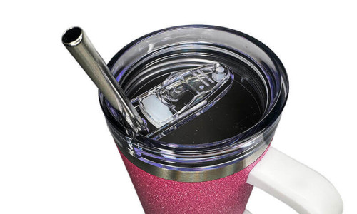 Kubek z metalową słomką