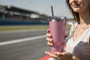 Kobieta trzymająca kubek termiczny na torze