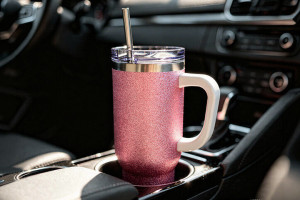 Kubek termiczny w samochodzie
