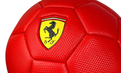 Logo Ferrari na piłce nożnej