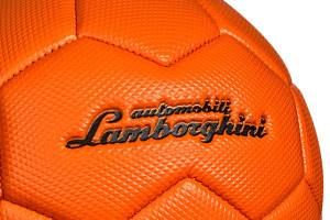 Piłka z logo Lamborghini na pomarańczowej piłca