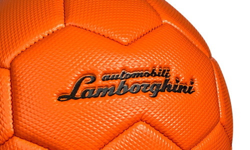 Piłka z logo Lamborghini na pomarańczowej piłca