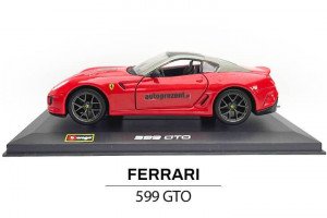 Modelik Ferrari 599 GTO z boku