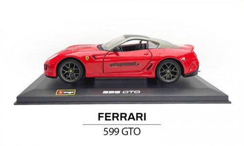 Modelik Ferrari 599 GTO z boku