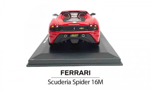 Tył modeliku Ferrari Scuderia Spider 16M