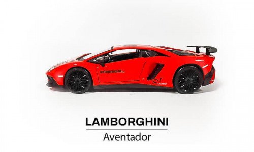 Model Lamborghini Aventador SV Coupe z boku