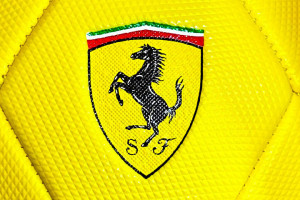 Logotyp Ferrari na piłce