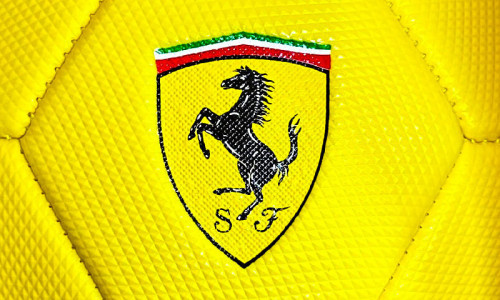 Logotyp Ferrari na piłce