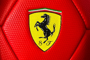 Logo Ferrari na piłce nożnej