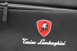Logotyp lamborghini na plecaku