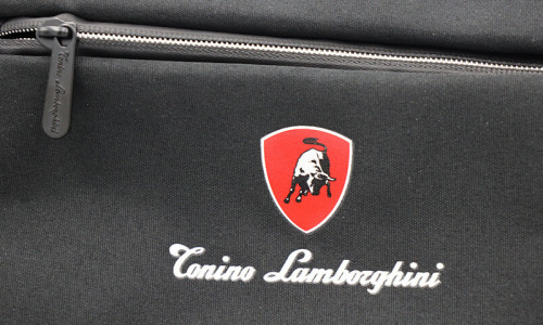 Logotyp lamborghini na plecaku