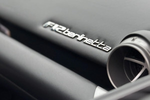 Ferrari F12berlinetta logotyp na kokpicie