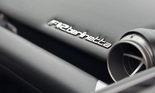 Ferrari F12berlinetta logotyp na kokpicie