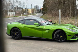 Zielone Ferrari F12berlinetta od autoprezent