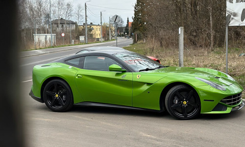 Zielone Ferrari F12berlinetta od autoprezent
