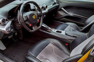 Ferrari F12berlinetta wnętrze samochodu