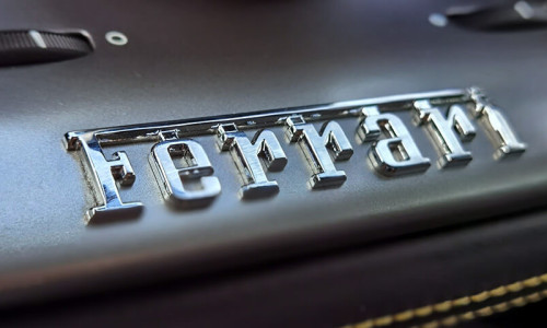 Logo Ferrari na desce rozdzielczej