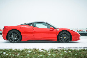 Bok samochodu sportowego Ferrari 458 Italia