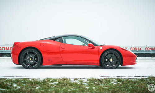 Bok samochodu sportowego Ferrari 458 Italia