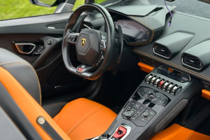 Wnętrze sportowego Lamborghini Huracan