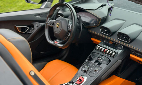 Wnętrze sportowego Lamborghini Huracan