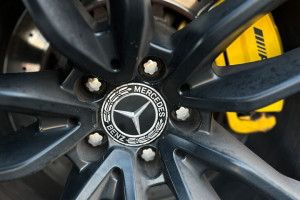 Mercedesa AMG GT 63s znaczek marki na feldze