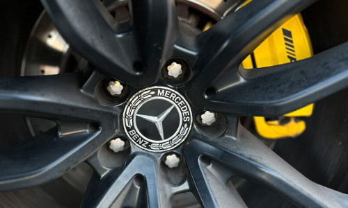 Mercedesa AMG GT 63s znaczek marki na feldze