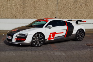 Audi R8 V8 jazda ulicami miast na prezent