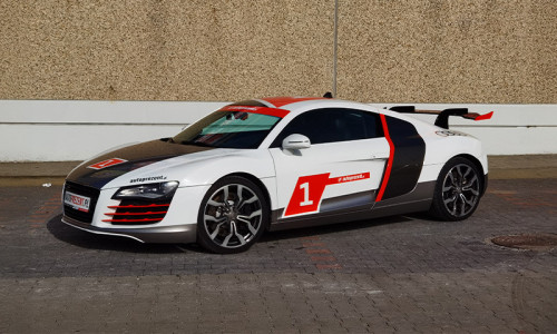 Audi R8 V8 jazda ulicami miast na prezent