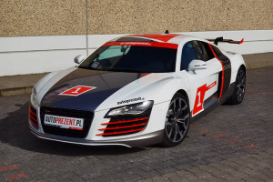 Sportowe Audi R8 V8 w kolorze biało czerwonym