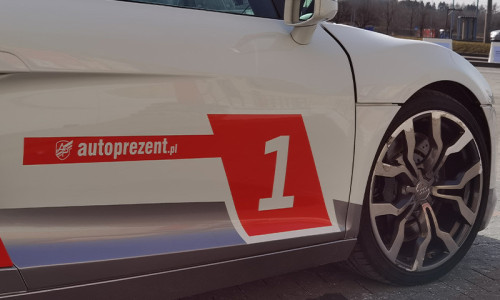 Audi R8 V8 samochód od autoprezent